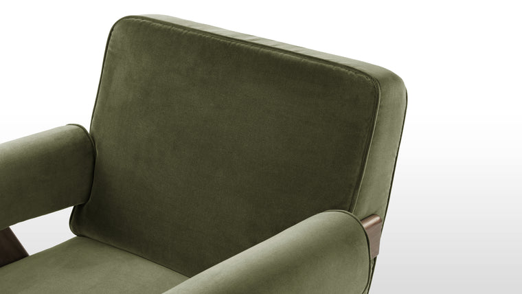 Iconic Design | The chair's clean lines and uncluttered form resonate with the minimalist design ethos that gained prominence in the mid-20th century. Its ability to seamlessly blend into various interior styles, from the contemporary to the mid-century modern, attests to its adaptability and timelessness.
