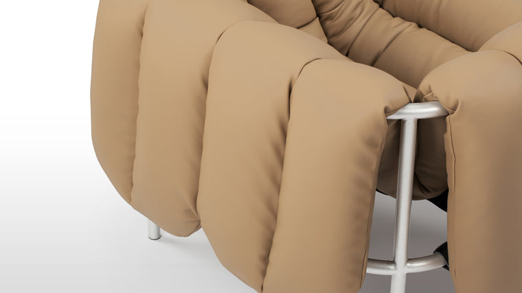 Deep Comfort | Designed to envelop you in comfort, the Puffy Lounge Chair provides ample cushioning for a relaxing seating experience. Its detachable upholstery adds practicality, making it easy to maintain and keep pristine.
