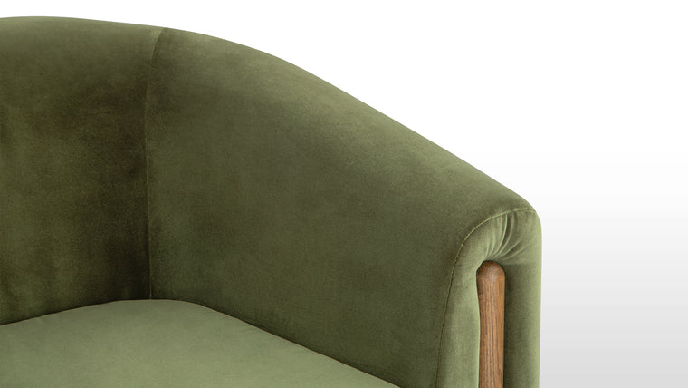 Velvet Indulgence | Wrapped in sumptuous, yet low-maintenance velvet, the chair’s deep green upholstery exudes luxury while offering practicality. The sleek, raised legs add an understated yet sophisticated touch to its premium craftsmanship.
