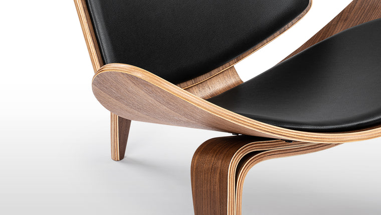 LUXURIOUS SEATING | With its distinctive curves and timeless charm, the CH07 Lounge Chair simply never goes out of style. It’s the perfect seating solution for a stylish home, office or commercial space. As its name implies, it is the perfect addition to an upscale lounge.
