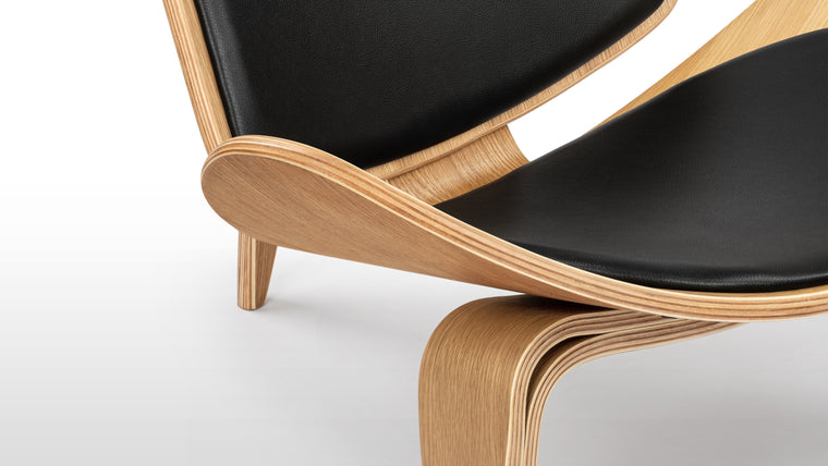 LUXURIOUS SEATING | With its distinctive curves and timeless charm, the Shell Lounge Chair simply never goes out of style. It’s the perfect seating solution for a stylish home, office or commercial space. As its name implies, it is the perfect addition to an upscale lounge.
