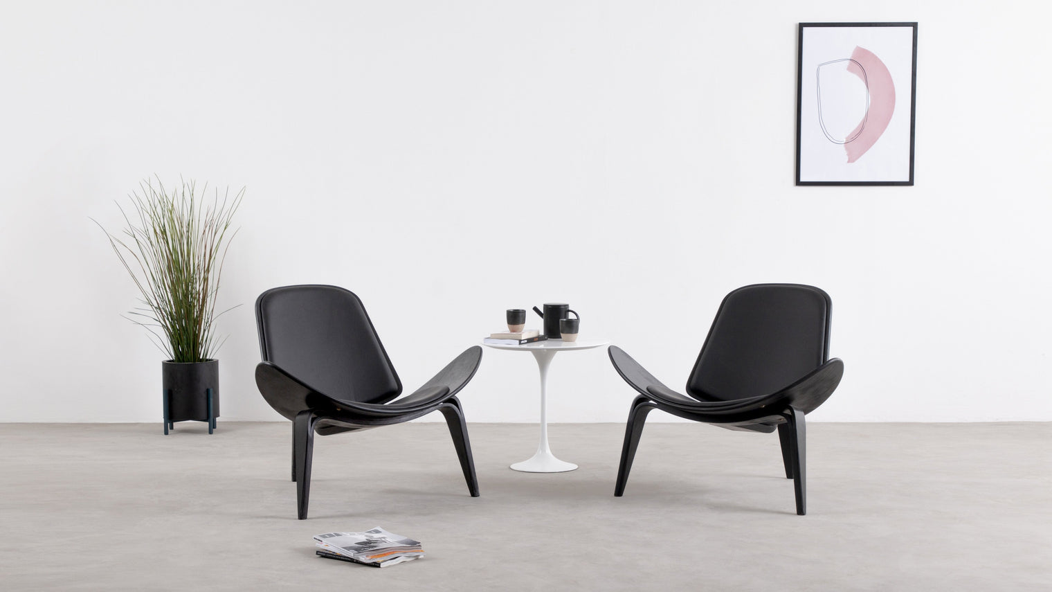 A unique design ahead of its time|The CH07 Lounge Chair combines contemporary elements with a futuristic aesthetic. A trio of sleek, hardwearing legs serve as a base for the seemingly weightless, curved seat.
